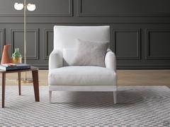 Fauteuil Paraiso avec dossier haut entièrement revêtu de tissu. Pour les pieds, outre les variantes en métal coloré, un revêtement en cuir Capri est également disponible