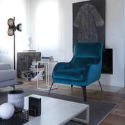 Fauteuil avec accoudoirs arrondis Mabel idéal pour les salons de style moderne