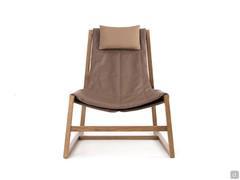 Vue de face du fauteuil Holly avec structure en bois et assise en cuir mince