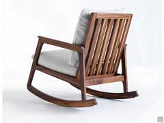 Fauteuil à bascule Yumi en bois massif noyer naturel