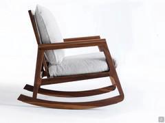 Vue latérale du fauteuil à bascule en bois massif Yumi