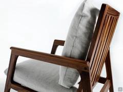 Fauteuil à bascule Yumi en bois massif avec coussins d'assise et de dossier rembourrés