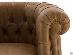 Détail de l'accoudoir frisé typique des fauteuils capitonnés chesterfield