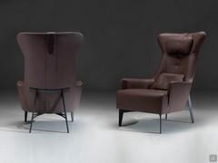 Fauteuil design Laurel avec revêtement cuir et structure en métal