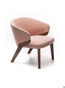 Petit fauteuil Matilde Lounge en tissu rose avec coutures ton sur ton