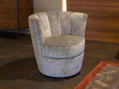 Vue de face du fauteuil Petra dans le modèle XL avec socle haut en velours Vegas