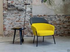 Poltroncina moderna di design con gambe in metallo Just