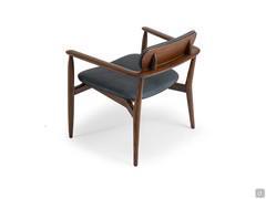 Fauteuil Victoria revêtu de cuir, avec un cadre en chêne Light Brown. Différentes couleurs de bois sont disponibles, allant du chêne naturel au noir