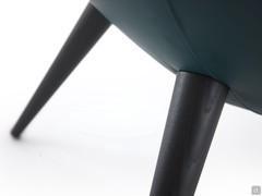 Détail des pieds en frêne teinté noir, l'une des bases disponibles pour le fauteuil Olivia