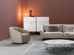 Fauteuil Bodo avec base pivotante en métal peint et revêtement en cuir, associé au canapé Skid et à la table basse Arbor, un véritable salon Bonaldo