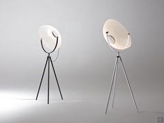 Lampadaire trépied design Demì Moon avec diffuseur en forme de coupole en PMMA micro-perforé fixé sur un trépied blanc ou noir