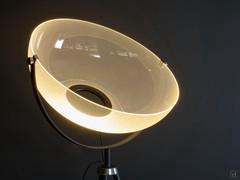 Demì MoonLampe design , détail du dôme en verre qui sert d'abat-jour original à la lumière LED intégrée et graduable