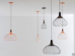 MongolfierToutes les tailles sont disponibles pour la lampe suspendue, ici proposée en nickel noir et en or rose.