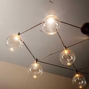 Fascinant jeux de lumières et structure géométrique créé par les lampes à suspension Sofì de Bonaldo