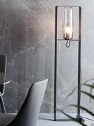 Lampadaire avec ampoule gradable Bio-S de Bonaldo, idéal pour être placé à côté d'un élégant canapé