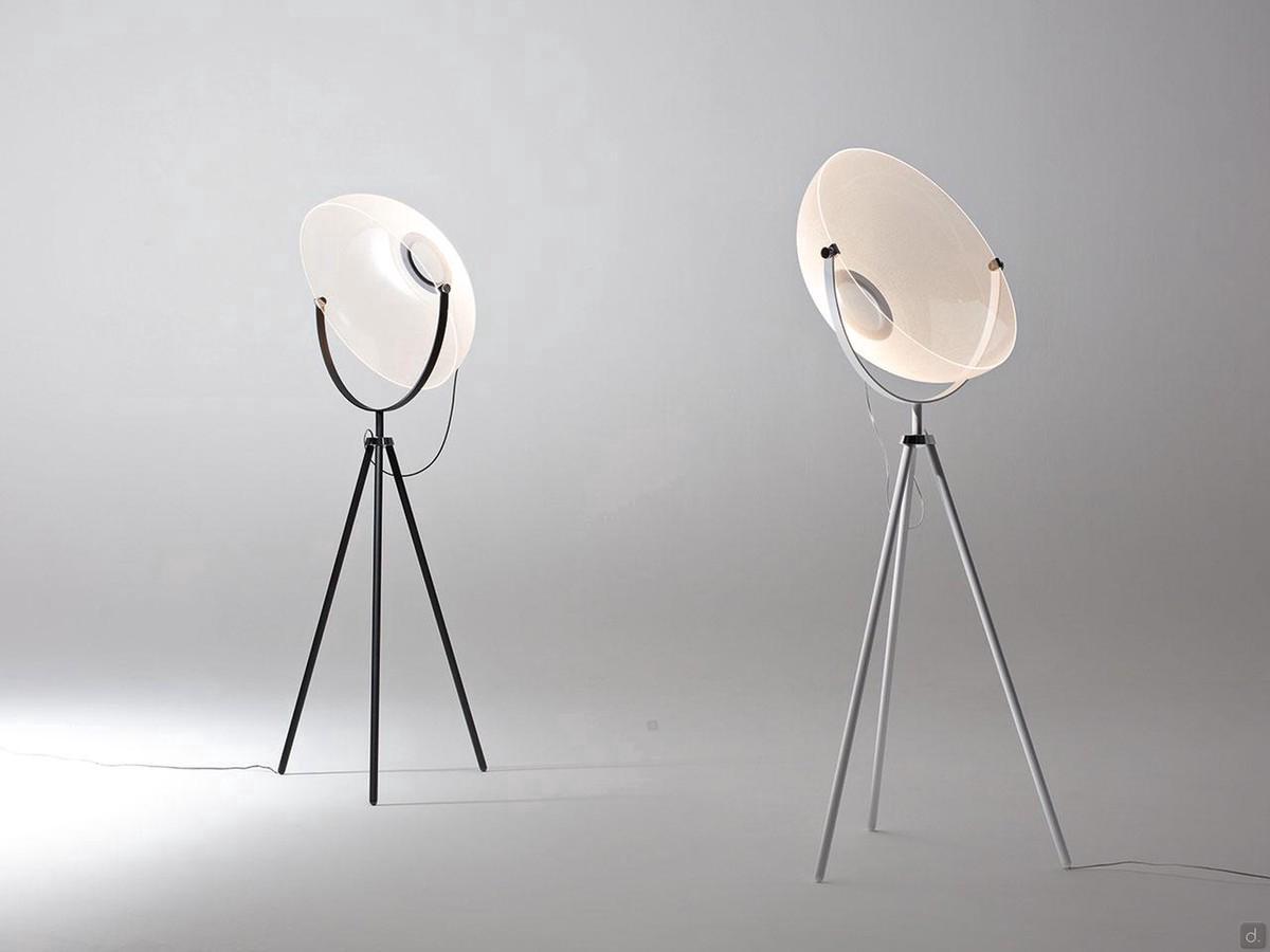 Lampadaire trépied design Demì Moon avec diffuseur en forme de coupole en PMMA micro-perforé fixé sur un trépied blanc ou noir