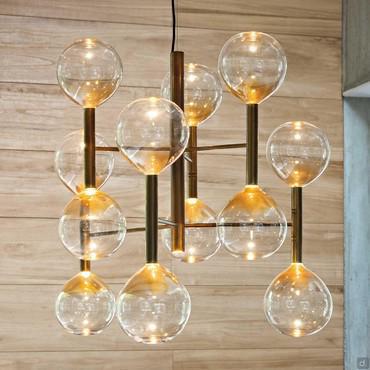 Sofì sont des lampes sphériques à suspension en verre soufflé à la main de design Bonaldo, avec 13 abat-jours décalés