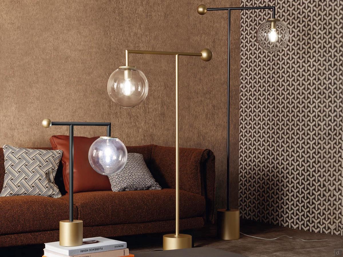 Le lampadaire design LED Bardot de Bonaldo dans les deux hauteurs disponibles et, au premier plan, dans la version de table. Les modèles partagent le même design et les mêmes finitions