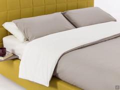 Housse de couette bicolore en coton percale, avec drap-housse assorti en dessous et taies d'oreiller, sur mesure.