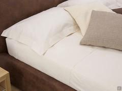 Parure de draps complète en percale crème avec bourdon et volants terminés par des cordons ton sur ton