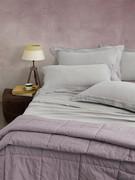 Parure de draps et taies d'oreiller en lin sans repassage gris clair, coloris Moonbeam, associée à un édredon assorti, coloris Mauve