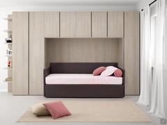 Solution gain de place pour le lit Birba en similicuir sous un pont de lit dressing