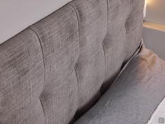 Détail de la tête de lit en tissu Nuvole gris tourterelle 