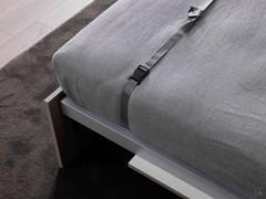 Le matelas est fixé au sommier pendant toutes les phases de mouvement, grâce aux sangles de sécurité.