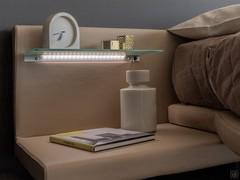 Particularités de la banquette intégrée et de l'étagère en verre avec éclairage LED