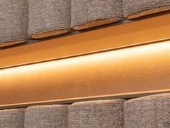 Compartiment ouvert avec éclairage LED, l'un des accessoires les plus reconnaissables du lit haut de gamme moderne avec boiserie rembourrée Lounge