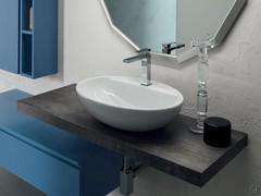 L'étagère de lavabo polyvalente Atlantic est personnalisable en termes de largeur, de modèle de lavabo et de finition du plateau.