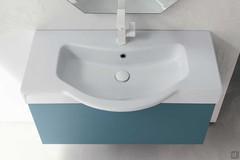 Détail du lavabo Zara 85 en céramique blanche brillante pour le meuble de salle de bains de 37 cm de profondeur