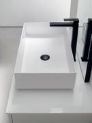 Formes essentielles et rigoureuses du lavabo en céramique Couture, l'un des nombreux modèles disponibles pour compléter votre meuble sous-lavabo Atlantic.