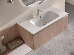 Baignoire Bliz en Mineralguss blanc brillant sur un socle à un panier h.37,5. La console est également disponible en version Style, identique en taille et en matériau mais en finition mate.