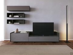 Meuble TV de 240 cm en bois Columbus Step, configurable en plusieurs finitions et dimensions, avec des pieds hauts