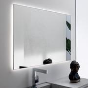 Net Avec son style minimaliste, le miroir s'adapte à tous les types de murs.