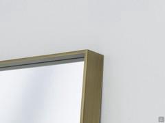 TemaDétails du cadre Slim, l'un des trois disponibles sur le miroir. Ici proposé en finition métal bronzé