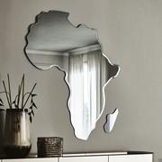 Africa de Cattelan, miroir design en forme d'Afrique en verre cristal réfléchissant