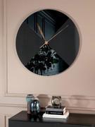 Horloge miroir Era Ora avec cadran en verre miroir fumé et aiguilles en contraste or mat