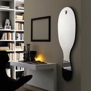 Miroir découpé avec design personnalisé Julius, muni d'un clou décoratif