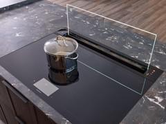 Cuisinière Gaggenau avec hotte intégrée et plaque de cuisson