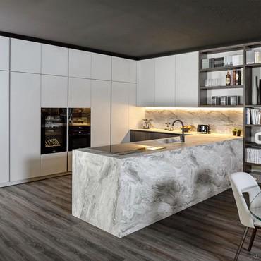 Cuisine d'angle contemporaine avec finitions effet marbre, ciment et bois