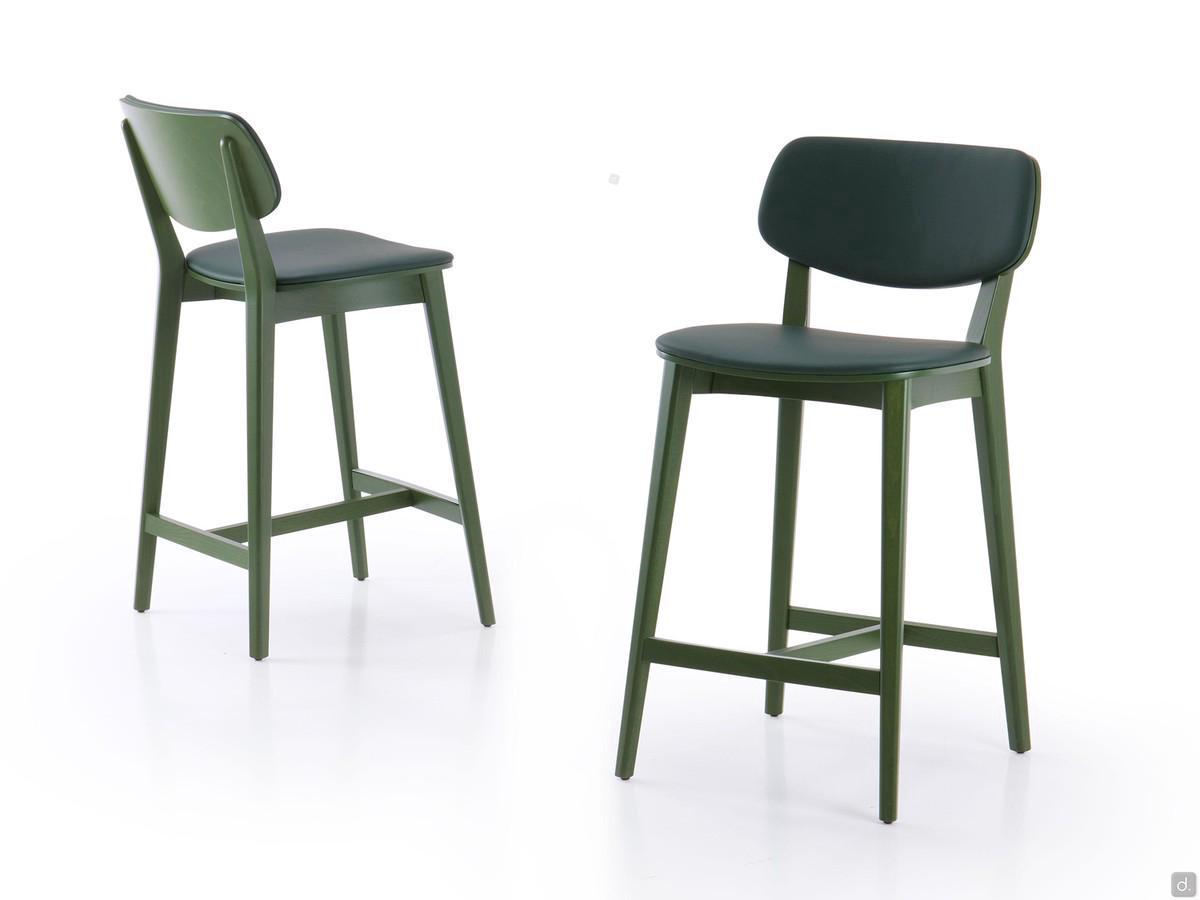 Tabouret de sortie Chloe en bois de hêtre teinté vert chrome et coussins d'assise et de dossier en cuir Panama ton sur ton