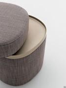 Pouf coffre design avec plateau Coffer extrêmement polyvalent et idéal pour une utilisation comme table d'appoint à côté ou devant le canapé