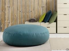 Pouf rembourré en tissu dans la variante ronde basse