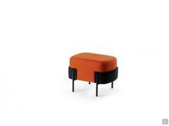 Pouf bicolore Just en tissu orange avec structure en contraste noire