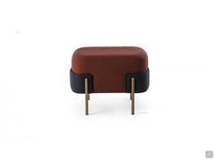 Pouf Just en tissu bordeaux avec structure en métal bronze brossé