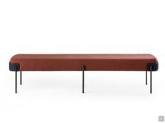 Banquette Just en tissu bordeaux avec structure noire