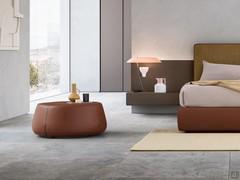 Pouf Mendez, grand modèle rond avec base Ø 85 cm et surface supérieure Ø 72 cm avec housse de lit assortie.
