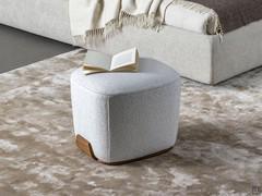 Pouf carré pour la chambre Olos by Bonaldo, parfait pour être utilisé comme table de chevet à côté du lit